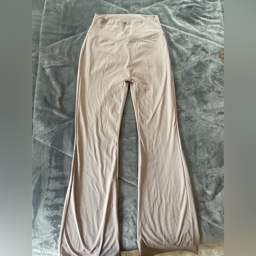 Flare scrunch leggings (Taupe) size Medium.